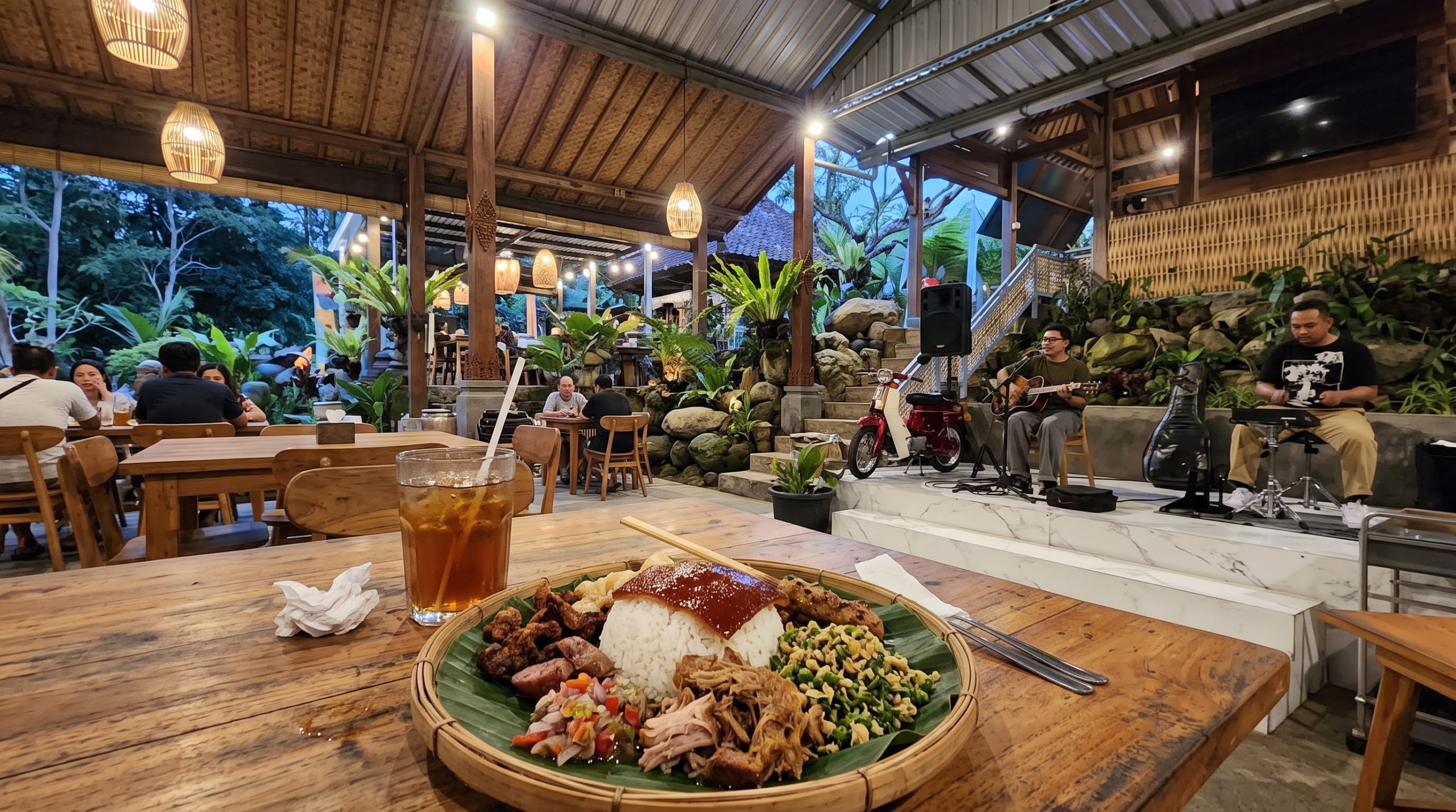 Babi Guling Lokha Batuan: Sensasi Kuliner Khas Bali dengan Konsep Mewah dan Hiburan Live Music