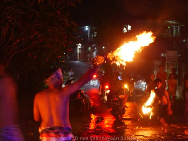 Tradisi Amuk-Amukan di Desa Adat Padangbulia, Buleleng