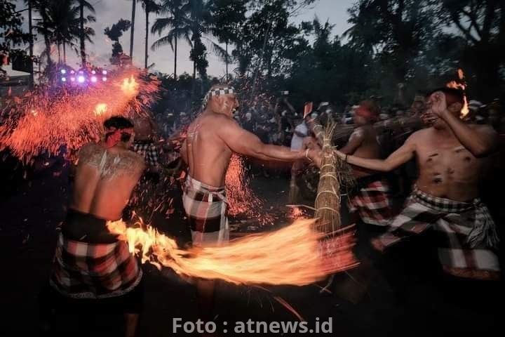 Siat Api: Tradisi Masyarakat Desa Adat Duda, Karangasem